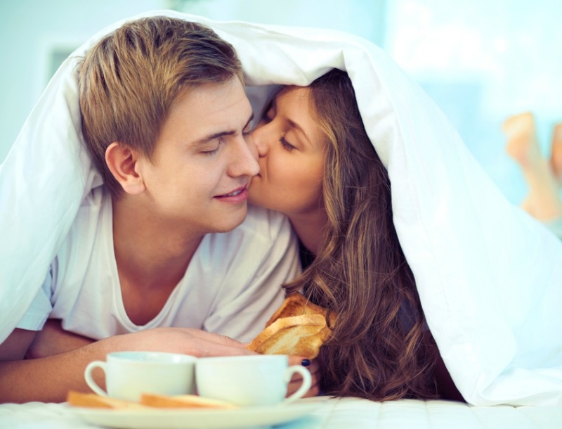 Sleepover στο αγόρι σου; Αυτά είναι τα καλλυντικά που πρέπει να πάρεις μαζί σου Sleepover στο αγόρι σου; Αυτά είναι τα καλλυντικά που πρέπει να πάρεις μαζί σου
