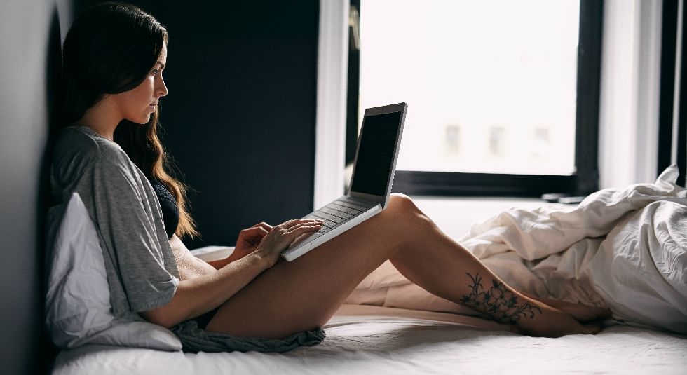 Cyber sex ή τηλεφωνικό σεξ; Τι να διαλέξεις για ένα καυτό καλοκαίρι