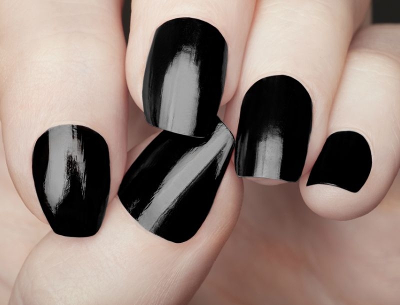 Back to black: Τα πέντε πιο σικ μαύρα μανικιούρ για ροκ εμφανίσεις Back to black: Τα πέντε πιο σικ μαύρα μανικιούρ για ροκ εμφανίσεις