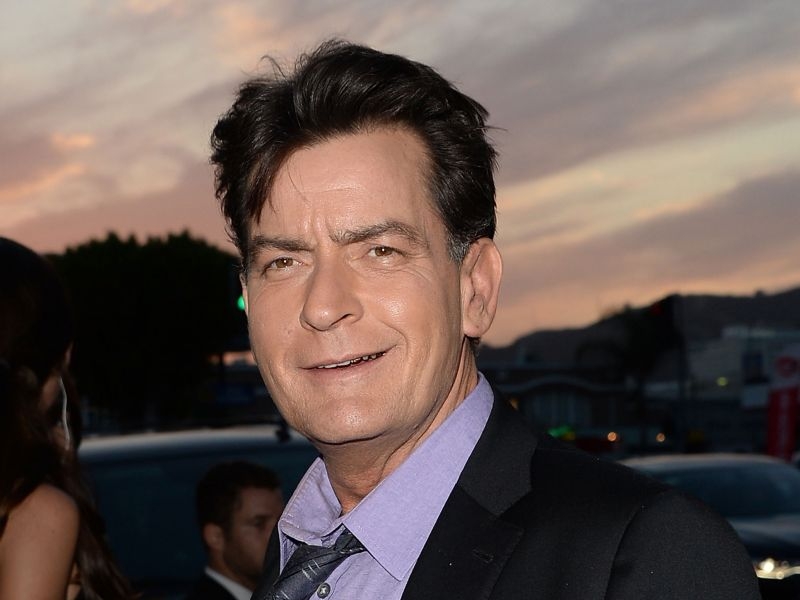 Charlie Sheen : Αιμόφυρτος και… δαρμένος έξω από bar!