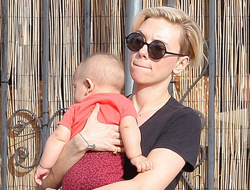 H βόλτα της Scarlett Johansson με την κόρη της H βόλτα της Scarlett Johansson με την κόρη της