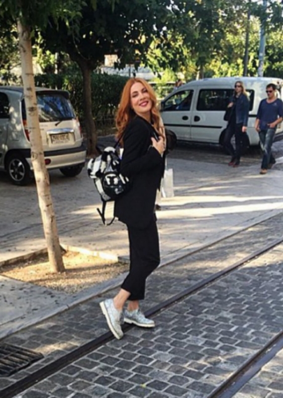 Street style : Δοκίμασε σε μια πρωινή σου βόλτα το ανδρόγυνο look της Σμαράγδας Καρύδη Street style : Δοκίμασε σε μια πρωινή σου βόλτα το ανδρόγυνο look της Σμαράγδας Καρύδη