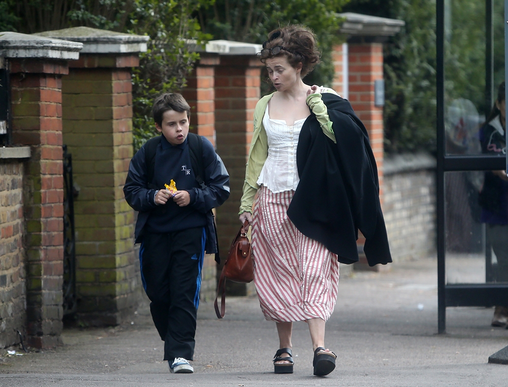 Helena Bonham Carter: Βόλτα με τον γιο της στο Λονδίνο Helena Bonham Carter: Βόλτα με τον γιο της στο Λονδίνο