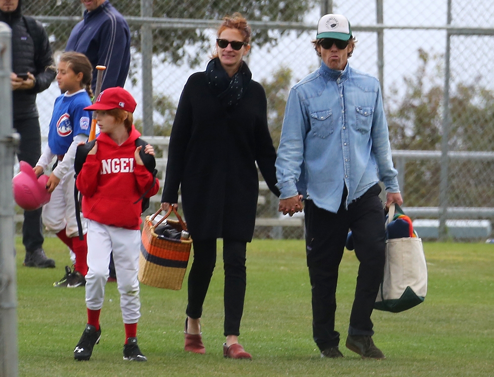 Julia Roberts: Χέρι- χέρι με τον άντρα της στον αγώνα baseball των γιων της Julia Roberts: Χέρι- χέρι με τον άντρα της στον αγώνα baseball των γιων της