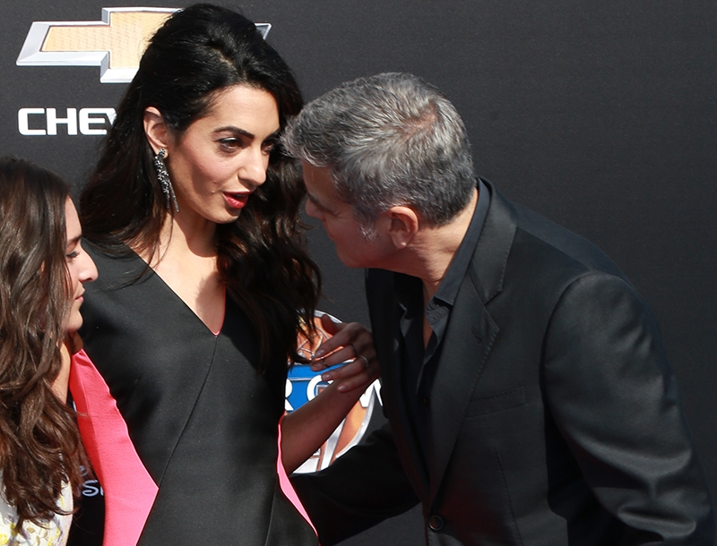 Και χειροφίλημα; Clooney- Alamuddin κάνουν επίδειξη αγάπης Και χειροφίλημα; Clooney- Alamuddin κάνουν επίδειξη αγάπης