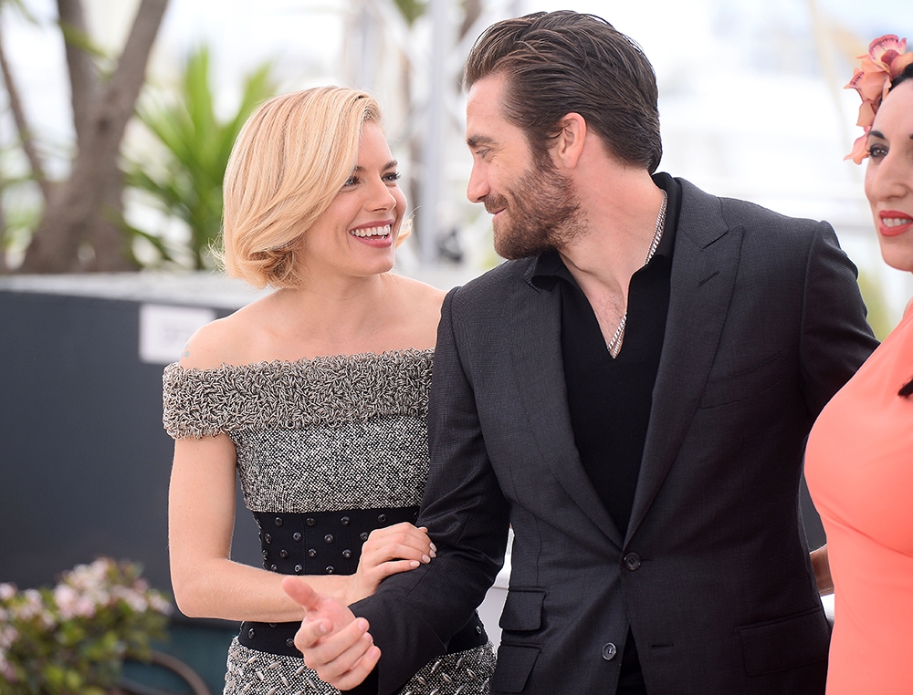 Jake Gyllenhaal: Πονηρά γελάκια με τη Sienna Miller Jake Gyllenhaal: Πονηρά γελάκια με τη Sienna Miller