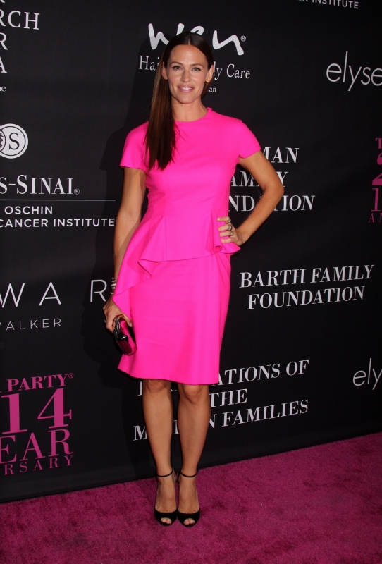 Γιατί το έκανες αυτό; H Jennifer Garner φωσφορίζει με το ροζ neon φόρεμά της Γιατί το έκανες αυτό; H Jennifer Garner φωσφορίζει με το ροζ neon φόρεμά της