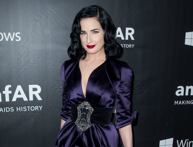 Απλό μακιγιάζ εμπνευσμένο από την Dita Von Teese (video) Απλό μακιγιάζ εμπνευσμένο από την Dita Von Teese (video)