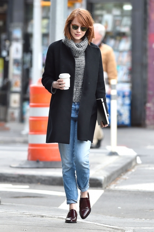 Λατρεύουμε τις street style εμφανίσεις της Emma Stone Λατρεύουμε τις street style εμφανίσεις της Emma Stone