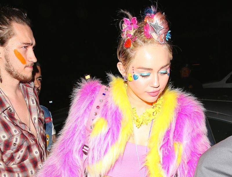 H Miley Cyrus γιόρτασε... topless τα γενέθλια της! (video) H Miley Cyrus γιόρτασε... topless τα γενέθλια της! (video)
