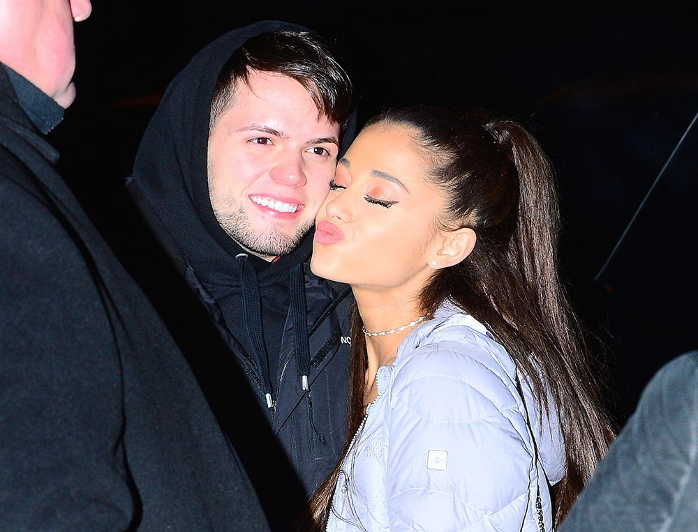 H Ariana Grande κάνει αγκαλιές και φιλιά με τους φαν της H Ariana Grande κάνει αγκαλιές και φιλιά με τους φαν της