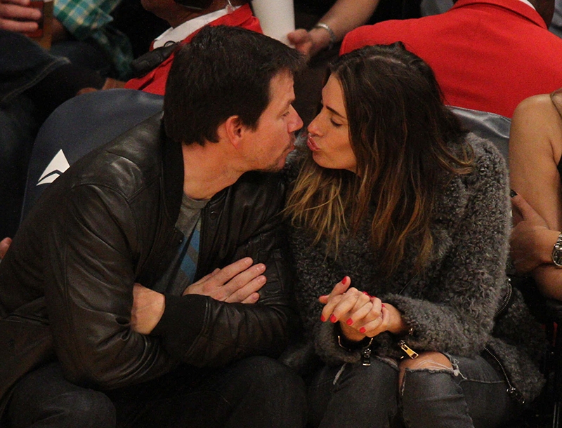 Mark Wahlberg- Rhea Durham: Φιλιά και αγάπες στο γήπεδο Mark Wahlberg- Rhea Durham: Φιλιά και αγάπες στο γήπεδο