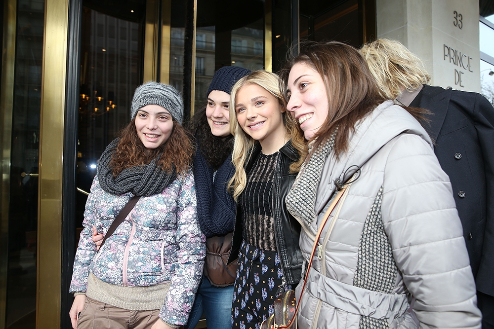 Chloë Moretz: Φωτογραφίζεται με τους φαν της στο Παρίσι Chloë Moretz: Φωτογραφίζεται με τους φαν της στο Παρίσι