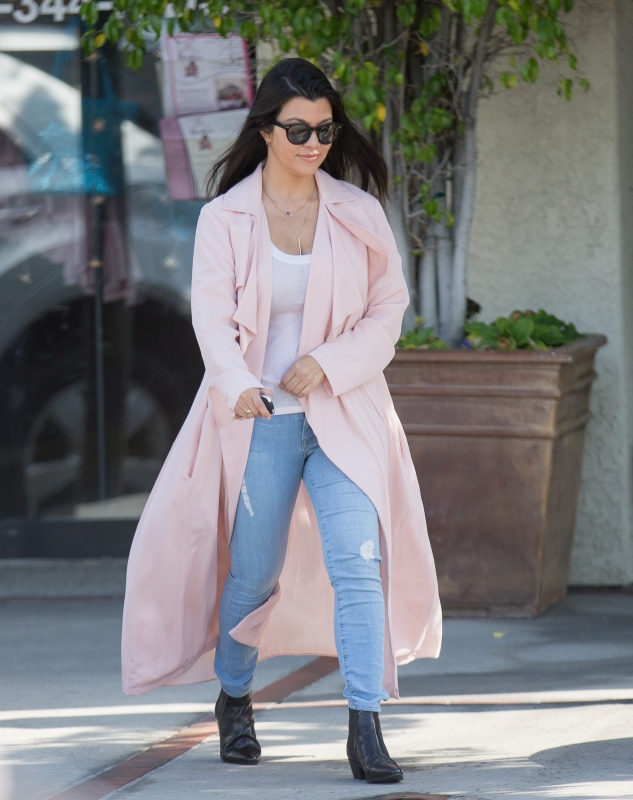 Ανανέωσε το look σου με μία ροζ καπαρντίνα όπως η Kourtney Kardashian Ανανέωσε το look σου με μία ροζ καπαρντίνα όπως η Kourtney Kardashian