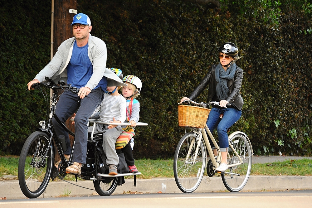 Naomi Watts- Liev Schreiber: Ποδηλατάδα οικογενειακώς Naomi Watts- Liev Schreiber: Ποδηλατάδα οικογενειακώς