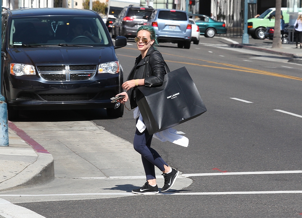 Hilary Duff: Τα μαλλιά της τελικά είναι μπλε ή πράσινα; Hilary Duff: Τα μαλλιά της τελικά είναι μπλε ή πράσινα;