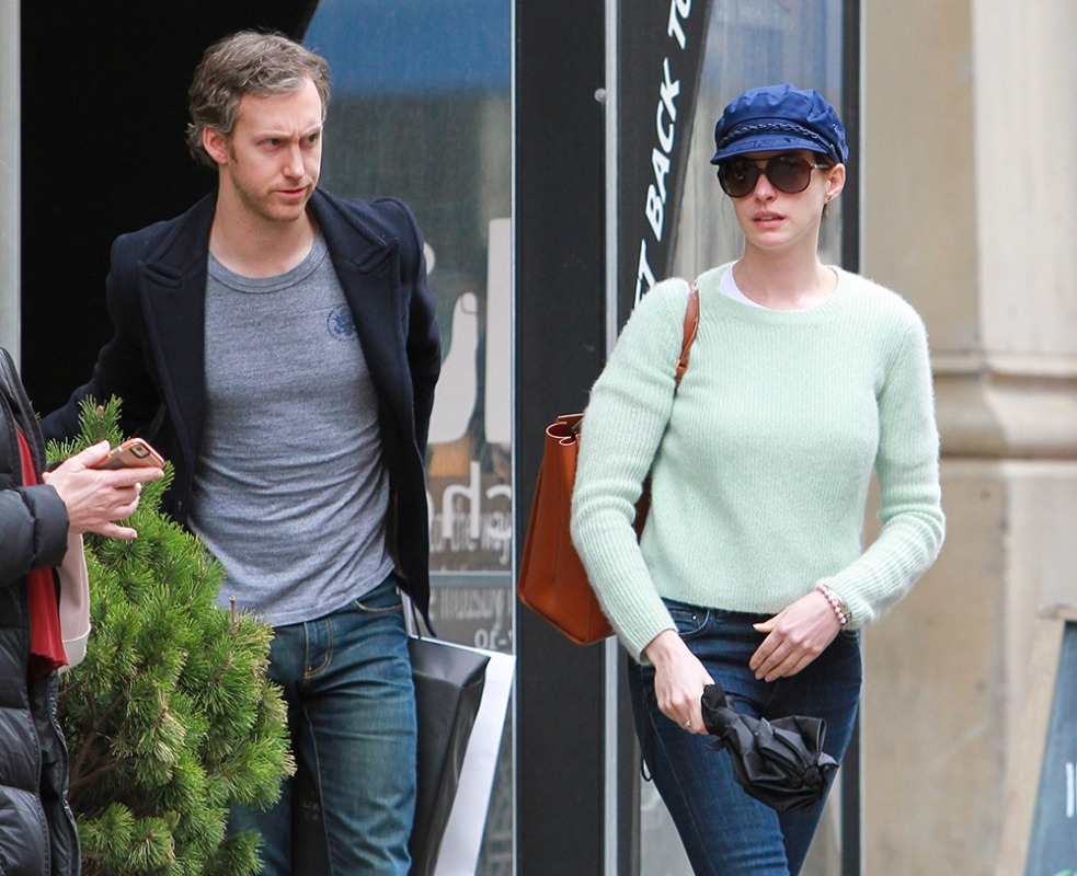 Anne Hathaway: Φιλιά με τον άντρα της στους δρόμους της Νέας Υόρκης Anne Hathaway: Φιλιά με τον άντρα της στους δρόμους της Νέας Υόρκης