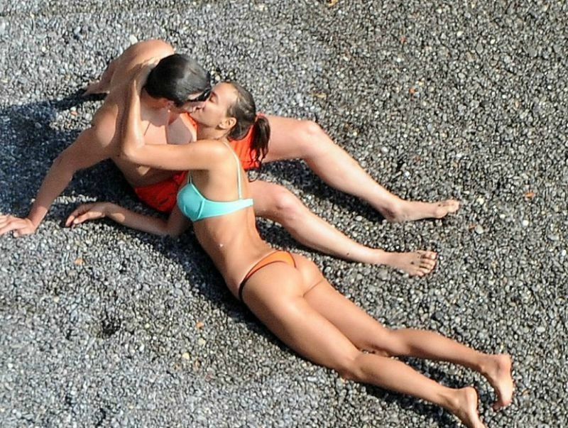 O Stan μιμείται τον Bradley Cooper και τη Heidi Klum; O Stan μιμείται τον Bradley Cooper και τη Heidi Klum;