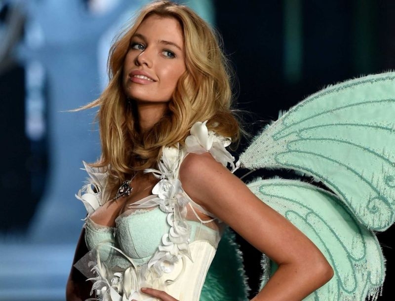 Stella Maxwell: Αυτή είναι η γυναίκα που έκανε την Miley Cyrus λεσβία Stella Maxwell: Αυτή είναι η γυναίκα που έκανε την Miley Cyrus λεσβία