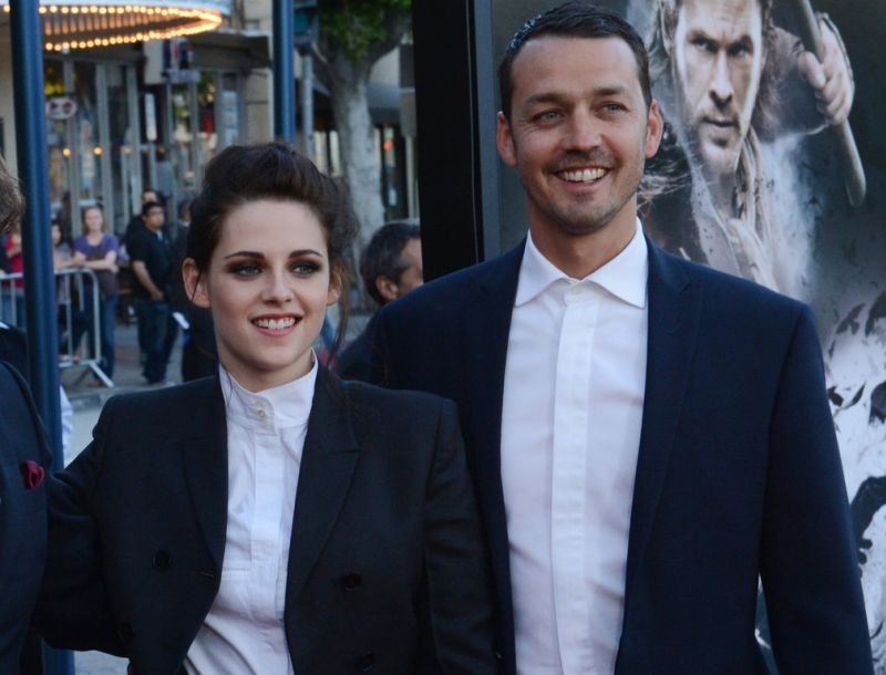 Kristen Stewart: Την έδιωξαν από τo The Huntsman λόγω της σχέσης της με τον σκηνοθέτη Kristen Stewart: Την έδιωξαν από τo The Huntsman λόγω της σχέσης της με τον σκηνοθέτη