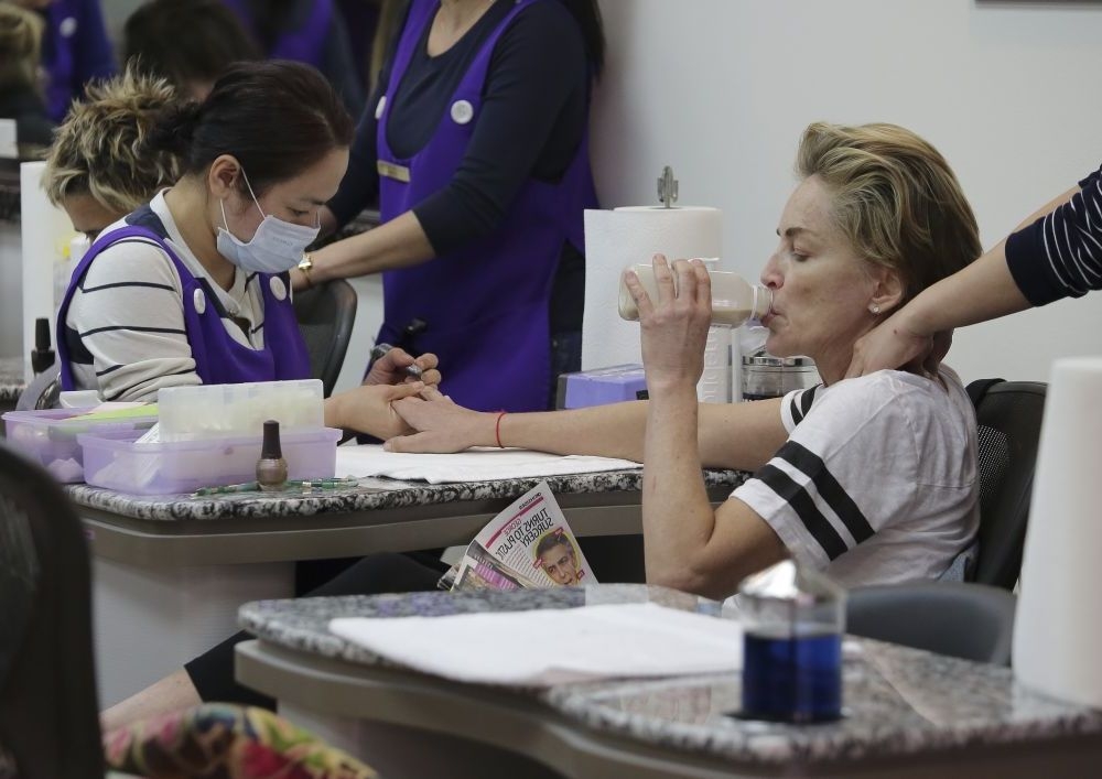 Sharon Stone: Μανικιούρ, πεντικιούρ και… περιοδικά! Sharon Stone: Μανικιούρ, πεντικιούρ και… περιοδικά!