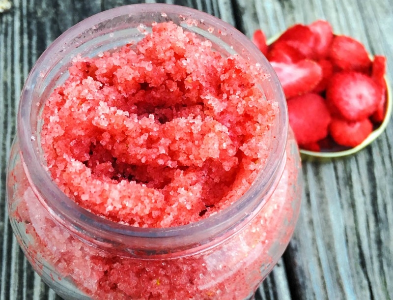 Το πιο καλοκαιρινό Body scrub γίνεται με φράουλες! Το πιο καλοκαιρινό Body scrub γίνεται με φράουλες!