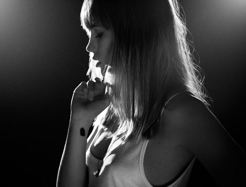 Tίποτα πιο sexy; H Suki Waterhouse κάνει twerking πάνω σε μια Toblerone! (video) Tίποτα πιο sexy; H Suki Waterhouse κάνει twerking πάνω σε μια Toblerone! (video)