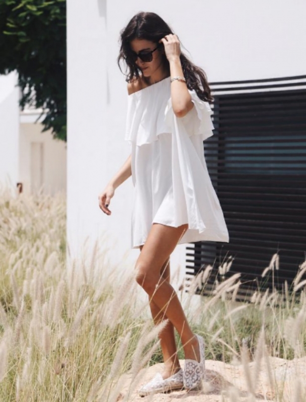 Street style: Η Sylvia Haghjoo δοκιμάζει total white look Street style: Η Sylvia Haghjoo δοκιμάζει total white look