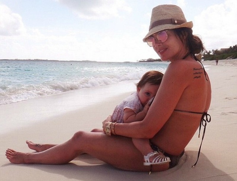 H Τamara Ecclestone θηλάζει στα πιο ειδυλλιακά μέρη H Τamara Ecclestone θηλάζει στα πιο ειδυλλιακά μέρη