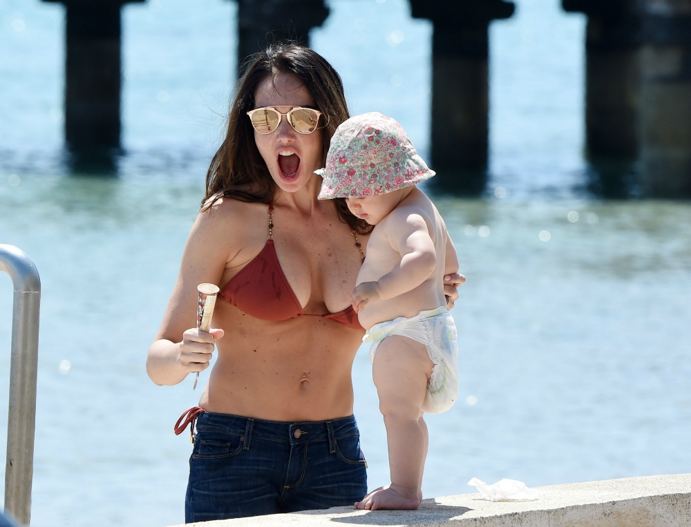 Tamara Ecclestone: Μια καλλονή μαμά για μπάνιο με την κόρη της Tamara Ecclestone: Μια καλλονή μαμά για μπάνιο με την κόρη της