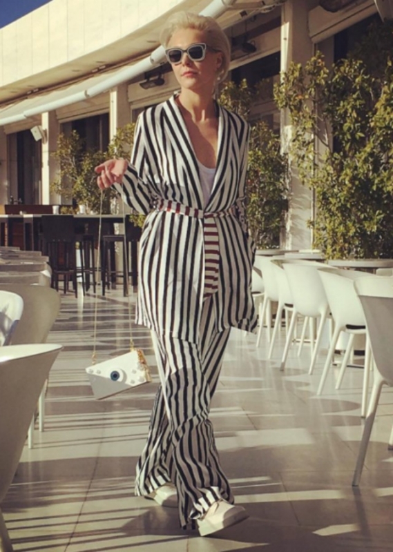 Street style : Η Tάμτα κάνει την διαφορά και επιλέγει total ριγέ look Street style : Η Tάμτα κάνει την διαφορά και επιλέγει total ριγέ look