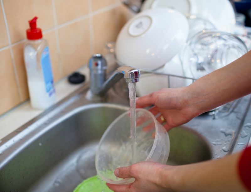 Kαθαρίστε πανεύκολα τα πλαστικά τάπερ μέσα σε 2 λεπτά Kαθαρίστε πανεύκολα τα πλαστικά τάπερ μέσα σε 2 λεπτά