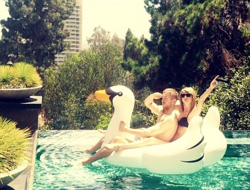 Taylor Swift: Ζει τον έρωτα της με τον Calvin Harris πάνω σε… παπάκι! Taylor Swift: Ζει τον έρωτα της με τον Calvin Harris πάνω σε… παπάκι!