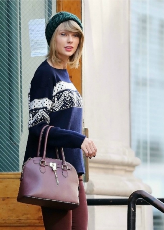 Η αγαπημένη τσάντα της Taylor Swift είναι οικονομική, stylish και μπορείς να την αποκτήσεις και εσύ! Η αγαπημένη τσάντα της Taylor Swift είναι οικονομική, stylish και μπορείς να την αποκτήσεις και εσύ!