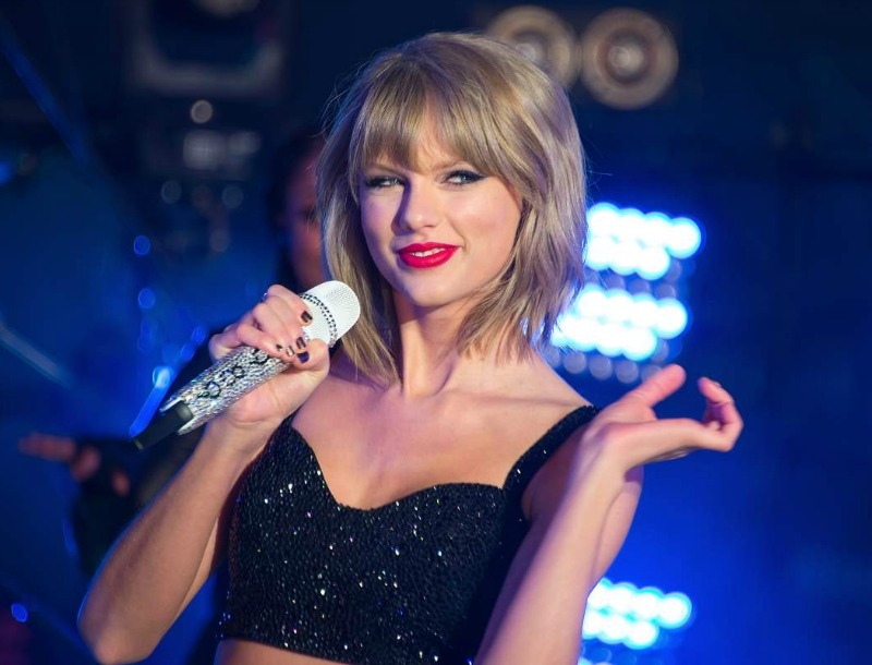 Η Taylor Swift συγκινήθηκε! Σε ποιον χάρισε 15.000 δολάρια; Η Taylor Swift συγκινήθηκε! Σε ποιον χάρισε 15.000 δολάρια;