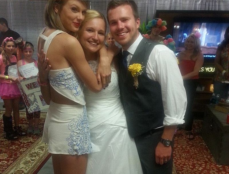 Taylor Swift: Έκανε γαμήλιο δώρο backstage party σε ένα τυχερό ζευγάρι Taylor Swift: Έκανε γαμήλιο δώρο backstage party σε ένα τυχερό ζευγάρι