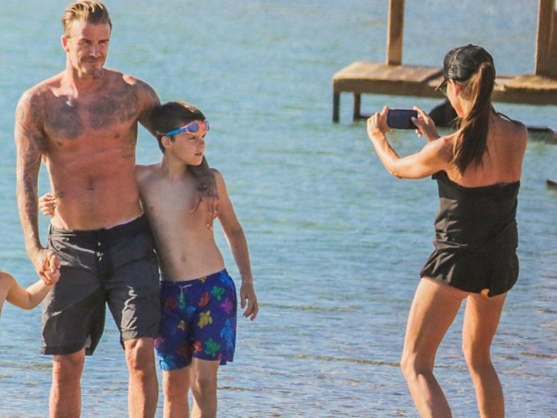 Η Victoria Beckham χωρίς το άγχος του μακιγιάζ στην Ελλάδα Η Victoria Beckham χωρίς το άγχος του μακιγιάζ στην Ελλάδα