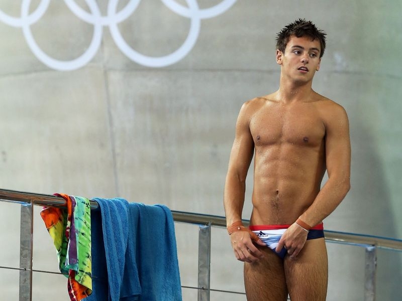 Tom Daley : Ο sexy Ολυμπιονίκης των καταδύσεων αρραβωνιάστηκε τον σύντροφό του Tom Daley : Ο sexy Ολυμπιονίκης των καταδύσεων αρραβωνιάστηκε τον σύντροφό του