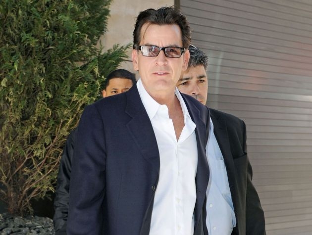 Επιτέθηκε με μαχαίρι σε αναισθησιολόγο ο Charlie Sheen! - Κεντρική Εικόνα Επιτέθηκε με μαχαίρι σε αναισθησιολόγο ο Charlie Sheen! - Κεντρική Εικόνα