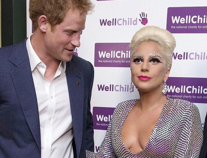 Prince Harry: Δεν μπόρεσε να αντισταθεί στο μπούστο της Lady Gaga Prince Harry: Δεν μπόρεσε να αντισταθεί στο μπούστο της Lady Gaga