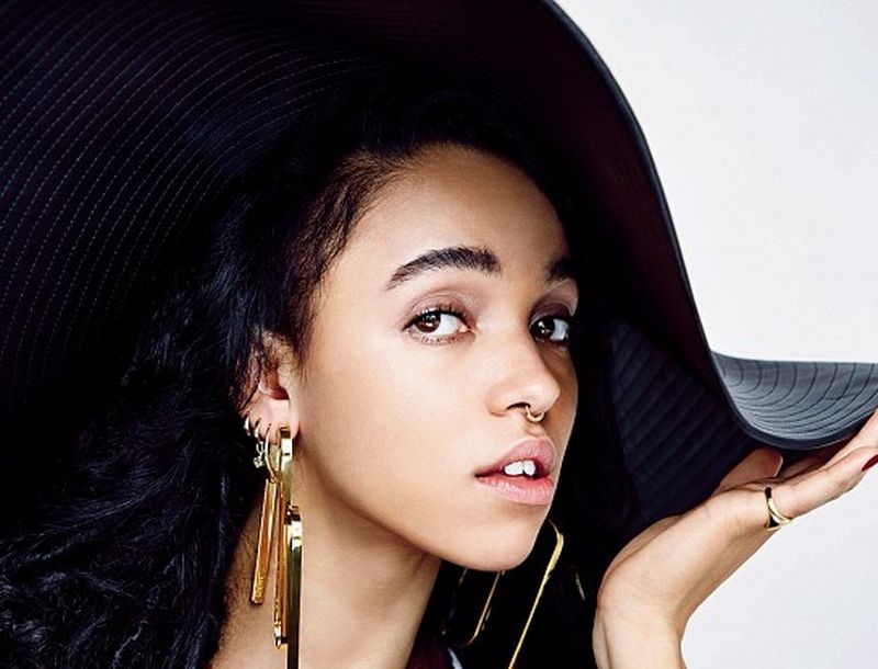 To κορίτσι του Pattinson είναι ντροπαλό! Η FKAtwigs δεν μπορεί τις φωτογραφίες To κορίτσι του Pattinson είναι ντροπαλό! Η FKAtwigs δεν μπορεί τις φωτογραφίες