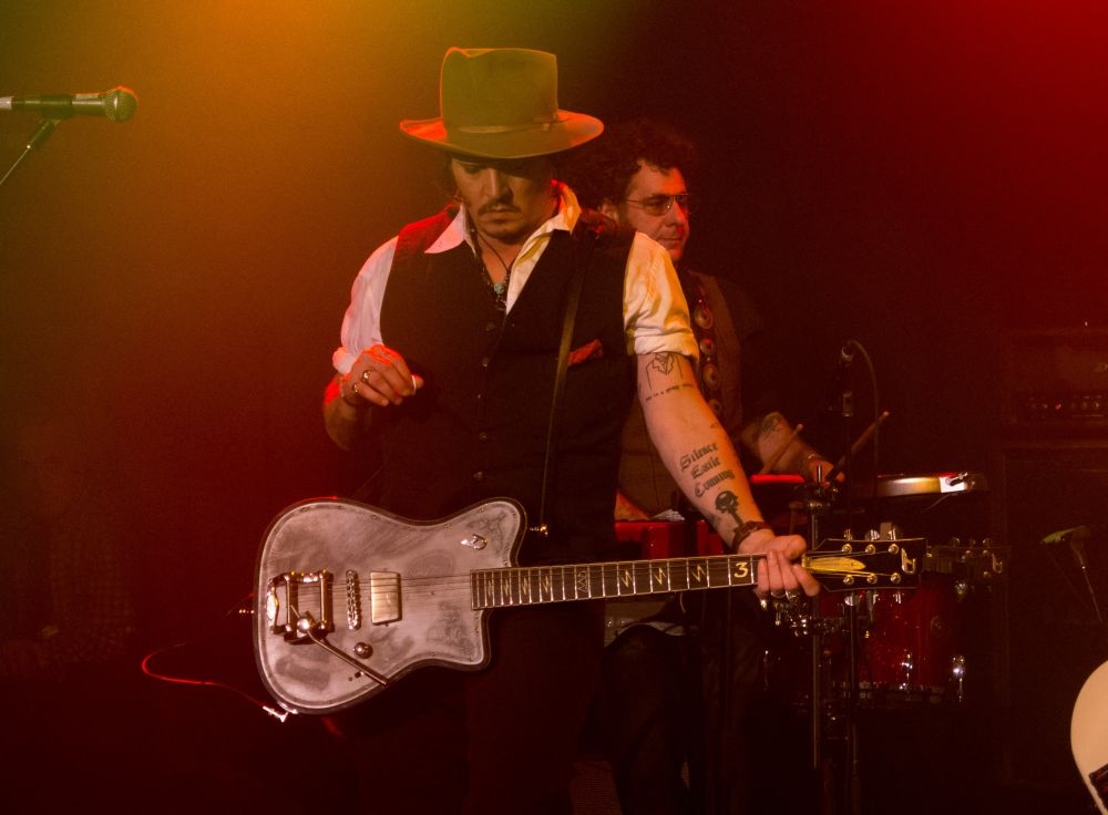 O Johnny (Depp) πήρε την κιθάρα του! O Johnny (Depp) πήρε την κιθάρα του!