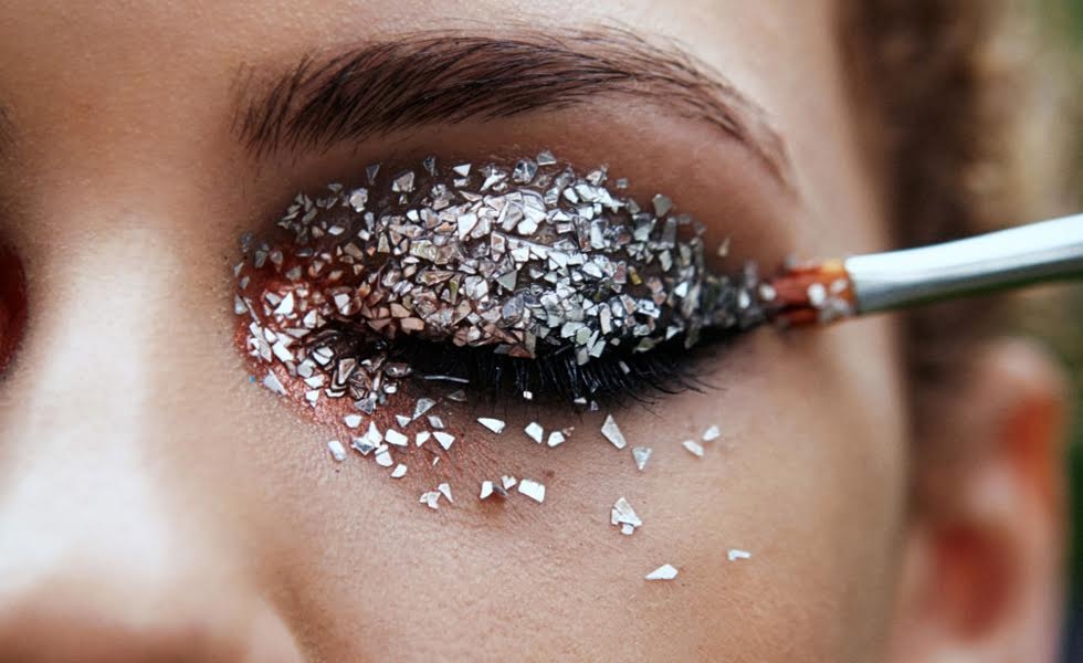 Put some sparkle on! Κάνε το πιο λαμπερό Smokey eye! Put some sparkle on! Κάνε το πιο λαμπερό Smokey eye!