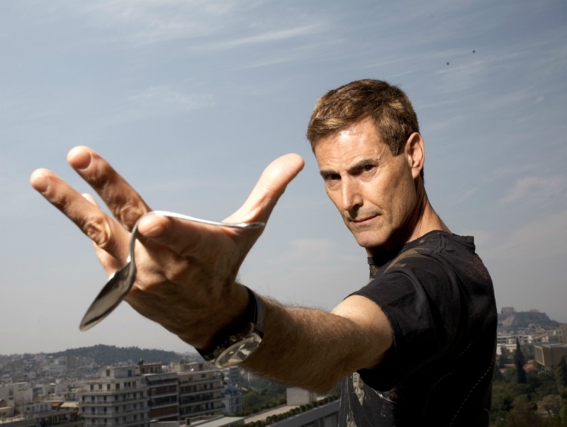 Uri Geller: Μπορώ να βοηθήσω την Ελλάδα με την ενέργειά μου Uri Geller: Μπορώ να βοηθήσω την Ελλάδα με την ενέργειά μου