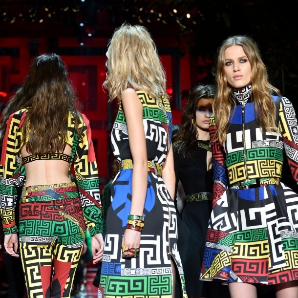 Milan fashion week : H σέξι και #Greek συλλογή του οίκου Versace, φθινόπωρο - χειμώνα 2015 / 2016 Milan fashion week : H σέξι και #Greek συλλογή του οίκου Versace, φθινόπωρο - χειμώνα 2015 / 2016