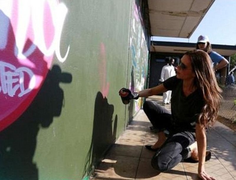 H Victoria Beckham κάνει graffiti για καλό σκοπό H Victoria Beckham κάνει graffiti για καλό σκοπό