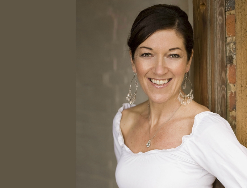Victoria Hislop: Η διάσημη συγγραφέας έγινε πρέσβειρα της Ελλάδας στην Κίνα Victoria Hislop: Η διάσημη συγγραφέας έγινε πρέσβειρα της Ελλάδας στην Κίνα
