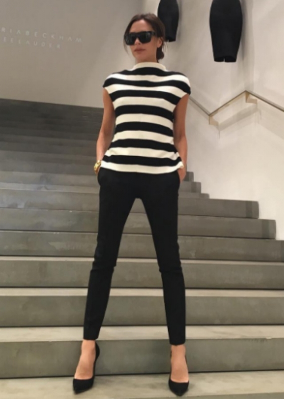 Street style : Επίλεξε κλασική ασπρόμαυρη ρίγα σαν την Victoria Beckham Street style : Επίλεξε κλασική ασπρόμαυρη ρίγα σαν την Victoria Beckham