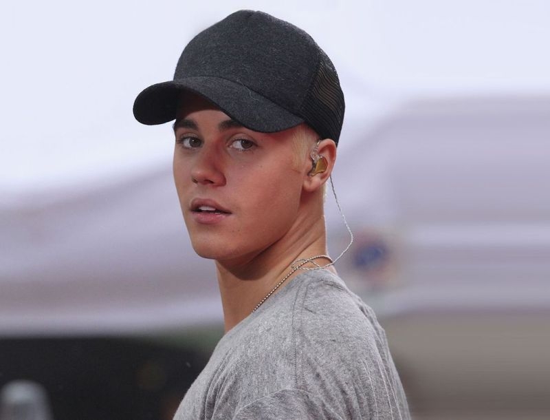Justin Bieber : Θαυμάστριες έκαναν κωπηλασία 3 χιλιόμετρα για να τον δουν Justin Bieber : Θαυμάστριες έκαναν κωπηλασία 3 χιλιόμετρα για να τον δουν