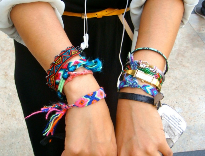DIY: Φτιάξε μόνη σου τα πιο stylish χρωματιστά βραχιόλια DIY: Φτιάξε μόνη σου τα πιο stylish χρωματιστά βραχιόλια